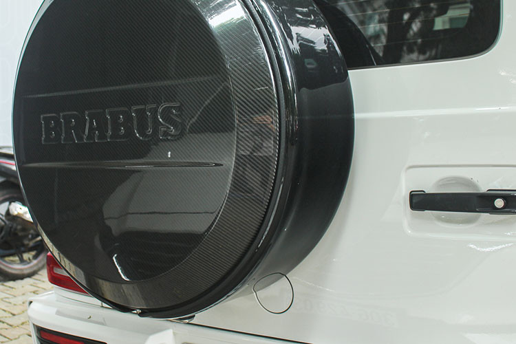 Lưới tản nhiệt gồm các nan ngang trên Mercedes-Benz G350d nay được thay thế bằng các nan dọc sơn đen như Mercedes-AMG G63, chính giữa là logo Brabus nền đen chữ đỏ nổi bật. Xe vẫn được trang bị cụm đèn LED Multibeam quen thuộc của dòng G-Class. Nắp capo nguyên bản được nâng cấp cơ bắp hơn nhờ phần nắp bên trên bằng sợi carbon của Brabus.