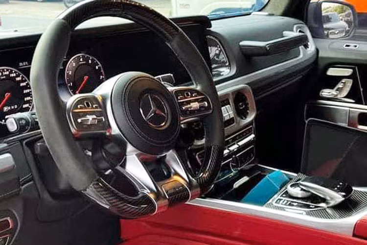 Chiếc xe SUV này vẫn có các trang bị cao cấp như 2 màn hình kép kích thước 12,3 inch, cửa sổ trời, đèn viền nội thất và hệ thống âm thanh Burmester. Vô-lăng ba chấu loại tiêu chuẩn thay vì là AMG như trên G63, tích hợp các phím hỗ trợ người lái và lẫy chuyển số, ghế ngồi trên xe được trang bị chức năng nhớ vị trí và làm mát.