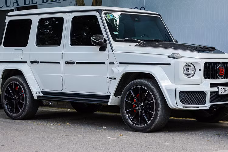 Với sức mạnh 282 mã lực, chiếc Mercedes-Benz G350d máy dầu này có thể tăng tốc từ 0-100 km/h trong vòng 7,4 giây và vận tốc tối đa 199 km/h – trong khi G 63 AMG có công suất 577 mã lực tốn 4,5 giây để bứt tốc từ 0-100 km/h cùng tốc độ tối đa 240 km/h.