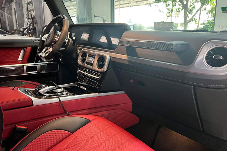 Nội thất của chiếc xe này cũng được làm mới khi chủ nhân bọc da màu đỏ tươi đầy bắt mắt cho ghế ngồi trong khi các chi tiết còn lại là tối màu. Cụm điều khiển trung tâm, tay vịn và viền màn hình tốc độ được ốp gỗ cao cấp màu nâu.