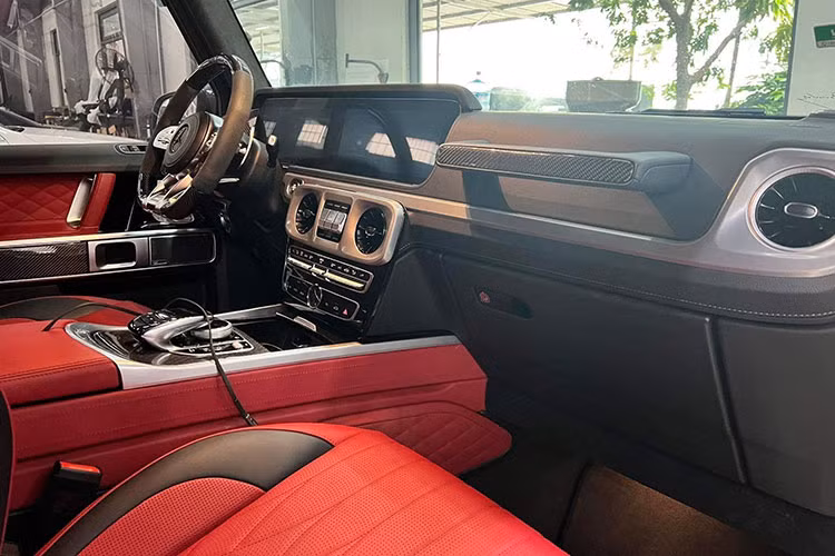 Nội thất của chiếc xe này cũng được làm mới khi chủ nhân bọc da màu đỏ tươi đầy bắt mắt cho ghế ngồi trong khi các chi tiết còn lại là tối màu. Cụm điều khiển trung tâm, tay vịn và viền màn hình tốc độ được ốp gỗ cao cấp màu nâu.