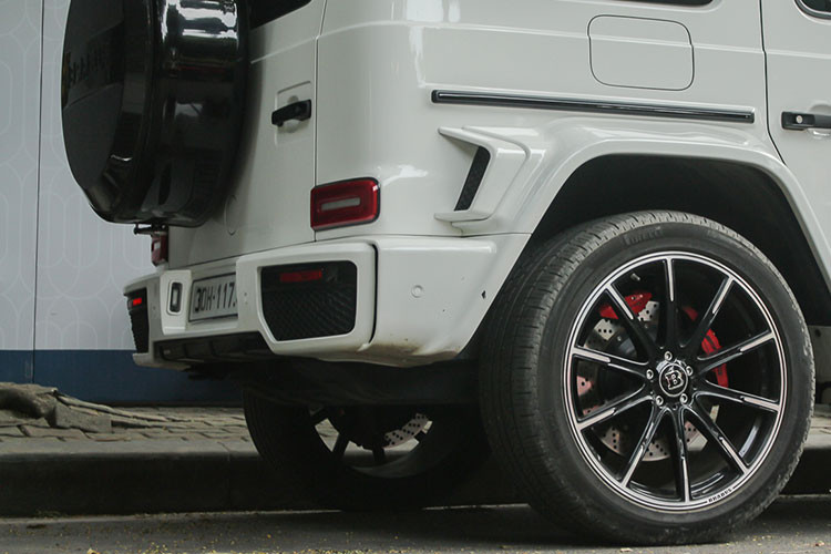 Hệ thống ống xả vốn được giấu dưới gầm xe nhưng chủ xe đã độ thêm để ống xả kép này lộ ra hai bên hông xe tương tự chiếc Mercedes-AMG G63 nhập tư nhân. Bộ mâm 5 chấu kép kích thước 18 inch ban đầu của xe đã thay mới bằng bộ mâm đa chấu hai tông màu kích thước 22 inch của Brabus, với logo Brabus trung tâm và dòng chữ Brabus ở viền mâm. Nổi bật bên trong là cùm phanh màu đỏ có hiệu AMG.