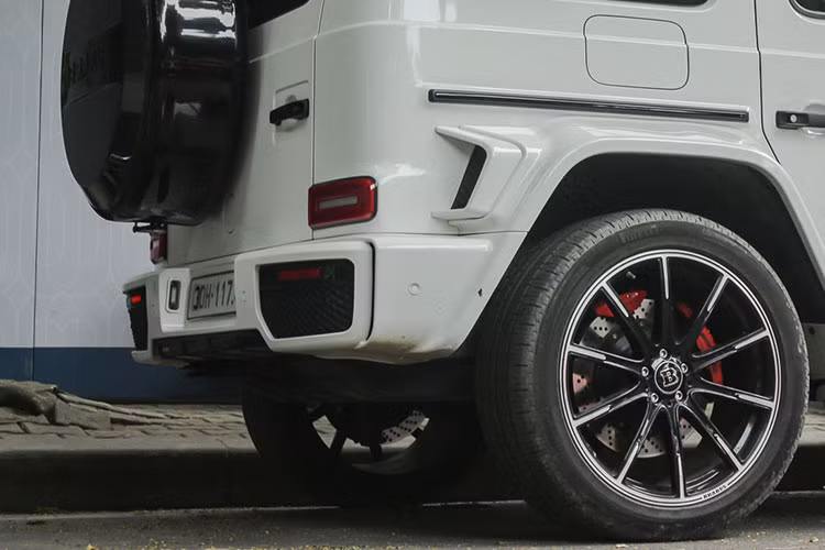 Hệ thống ống xả vốn được giấu dưới gầm xe nhưng chủ xe đã độ thêm để ống xả kép này lộ ra hai bên hông xe tương tự chiếc Mercedes-AMG G63 nhập tư nhân. Bộ mâm 5 chấu kép kích thước 18 inch ban đầu của xe đã thay mới bằng bộ mâm đa chấu hai tông màu kích thước 22 inch của Brabus, với logo Brabus trung tâm và dòng chữ Brabus ở viền mâm. Nổi bật bên trong là cùm phanh màu đỏ có hiệu AMG.