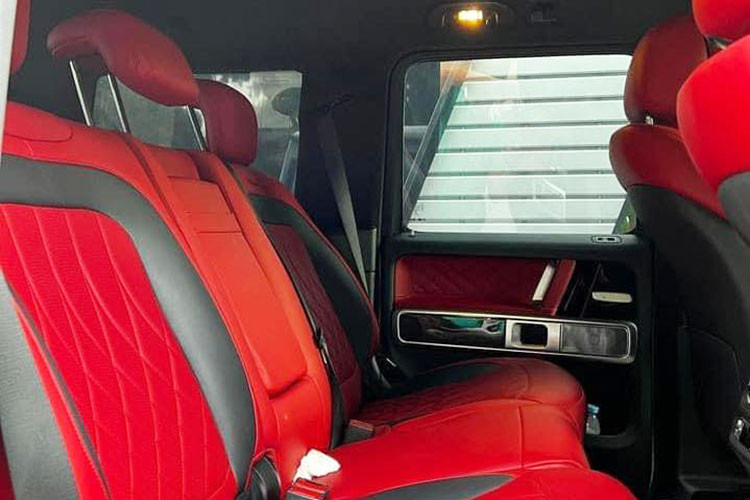 Mercedes-Benz G350d đời 2021 sử dụng động cơ diesel 6 xy-lanh thẳng hàng mã OM 656 có dung tích 2,9 lít. Khối động cơ này có thể cho công suất tối đa 282 mã lực tại 3.400 – 4.600 vòng/phút cùng mô men xoắn cực đại 600 Nm tại 1.200 – 3.200 vòng/phút, kết hợp với hộp số tự động 9 cấp 9G-TRONIC và hệ dẫn động 4 bánh.