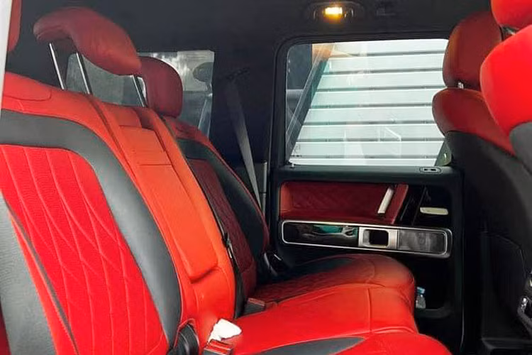 Mercedes-Benz G350d đời 2021 sử dụng động cơ diesel 6 xy-lanh thẳng hàng mã OM 656 có dung tích 2,9 lít. Khối động cơ này có thể cho công suất tối đa 282 mã lực tại 3.400 – 4.600 vòng/phút cùng mô men xoắn cực đại 600 Nm tại 1.200 – 3.200 vòng/phút, kết hợp với hộp số tự động 9 cấp 9G-TRONIC và hệ dẫn động 4 bánh.