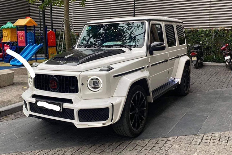 Tại Việt Nam, mẫu xe SUV hạng sang Mercedes-Benz G350d 2021 hiện đã về được khoảng hơn 4 chiếc với đa dạng màu sắc. So với Mercedes-AMG G63 chính hãng, biến thể này rẻ hơn 2 tỷ và so với G63 tư nhân giá xe hiện rẻ hơn khoảng 4 tỷ đồng.