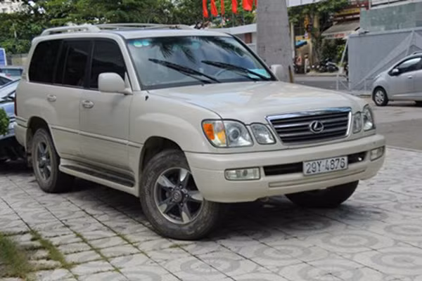 Da Nang: Tam giu xe Lexus nhap lau, gan mac bao chi