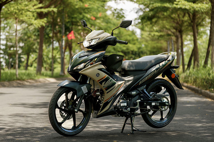  Yamaha 135LC Fi 2025 mới là sản phẩm do liên doanh Hong Leong Yamaha Motor (HLYM) tại Malaysia sản xuất và phân phối.