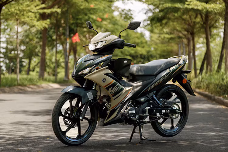  Yamaha 135LC Fi 2025 mới là sản phẩm do liên doanh Hong Leong Yamaha Motor (HLYM) tại Malaysia sản xuất và phân phối.