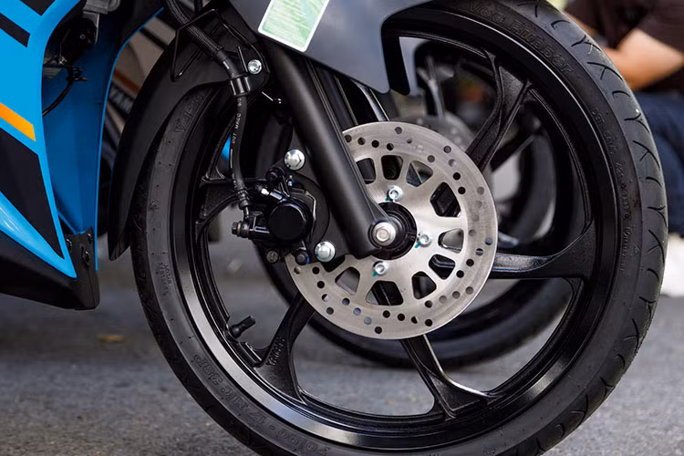 Ngoài ra, xe máy nhập khẩu từ Malaysia vốn không phổ biến do rào cản thương mại và chính sách xuất khẩu hàng hóa khác biệt so với các quốc gia như Indonesia hay Thái Lan – những thị trường xuất khẩu xe máy chủ lực sang Việt Nam.