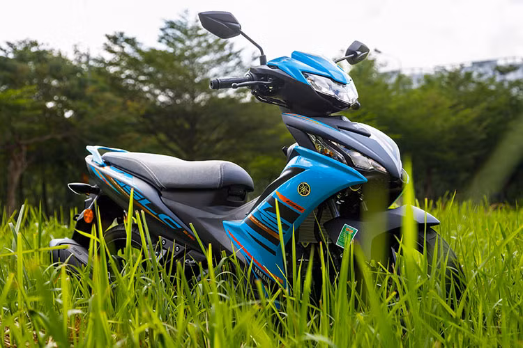 Với thiết kế underbone thể thao, động cơ 135 phân khối cùng khả năng vận hành mạnh mẽ và thiết kế hiện đại, Yamaha 135LC Fi nhanh chóng khơi lại phong cách chơi xe máy số thể thao vốn dần mai một trong gần một thập kỷ qua.