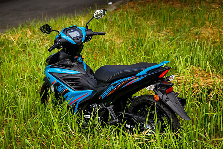 Mức chênh lệch giá đáng kể của Yamaha 135LC Fi khi về Việt Nam phần lớn đến từ chi phí thuế nhập khẩu, thuế tiêu thụ đặc biệt, thuế giá trị gia tăng cộng thêm các khoản phí vận chuyển, hải quan, lưu kho và lợi nhuận của đại lý.