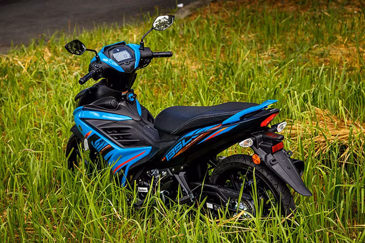 Mức chênh lệch giá đáng kể của Yamaha 135LC Fi khi về Việt Nam phần lớn đến từ chi phí thuế nhập khẩu, thuế tiêu thụ đặc biệt, thuế giá trị gia tăng cộng thêm các khoản phí vận chuyển, hải quan, lưu kho và lợi nhuận của đại lý.