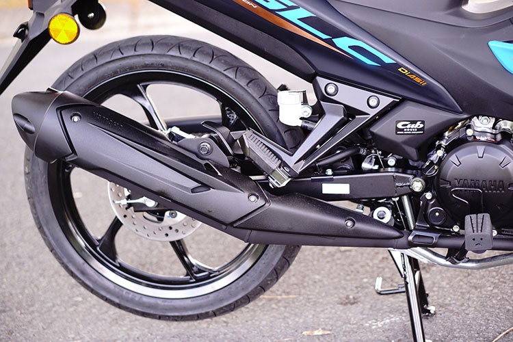 Không chỉ là một mẫu xe máy số thông thường, Yamaha 135LC Fi còn mang giá trị biểu tượng khi được xem là hậu bối xứng đáng của dòng Exciter 135 từng “làm mưa làm gió” tại Việt Nam trước khi bị khai tử vào năm 2014.