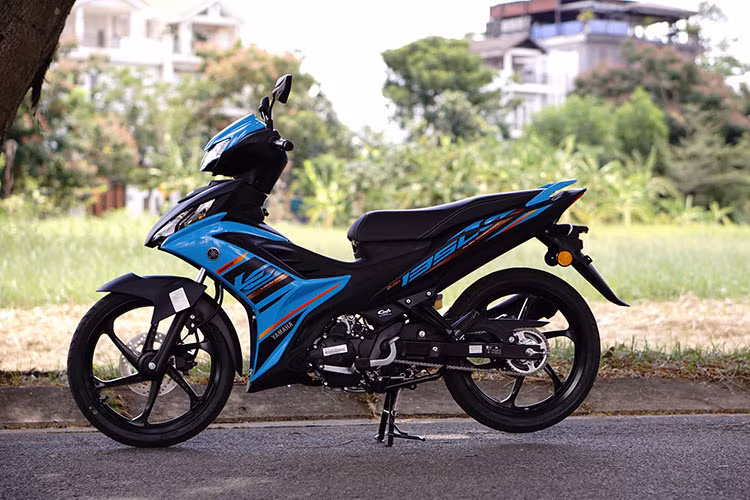 Tại thị trường nội địa Malaysia, mức giá xe Yamaha 135LC Fi 2025 niêm yết từ 8.298 đến 8.798 ringgit, tương đương khoảng 44,6–47,3 triệu đồng.