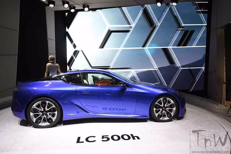 Nổi bật một góc triển lãm Geneva Motor Show 2016 lần này, mẫu xe thể thao hybrid mới của Lexus LC 500h mới đẹp hút mắt với lớp "áo khoác" màu xanh biển trẻ trung - xe sở hữu thiết kế ngoại thất giàu cảm xúc điển hình cho triết lý thiết kế L-finesse của Lexus.