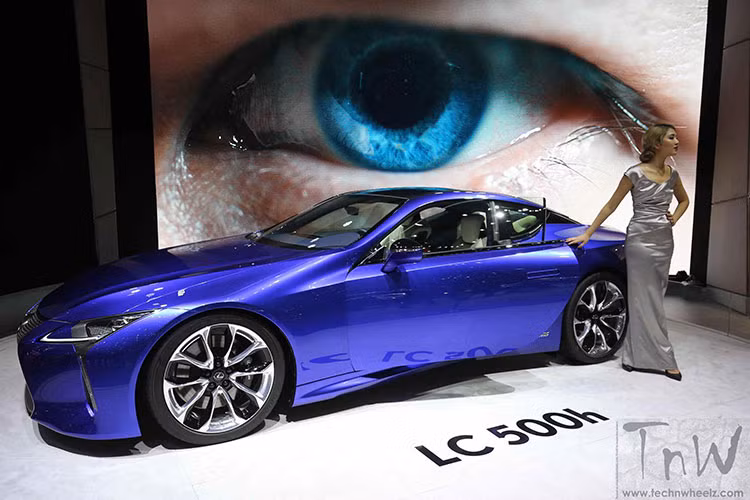 LC 500h mới có sẵn tùy chọn với la zăng đúc 20-inch hoặc la zăng hợp kim nhôm 20-inch và 21-inch cùng với việc được trang bị mới như khung thân dài, gầm xe thấp. Từ phía sau, đường dập nổi từ nóc xe vuốt liền mạch xuống hai bánh sau tạo nên diện mạo bề thế cho xe.