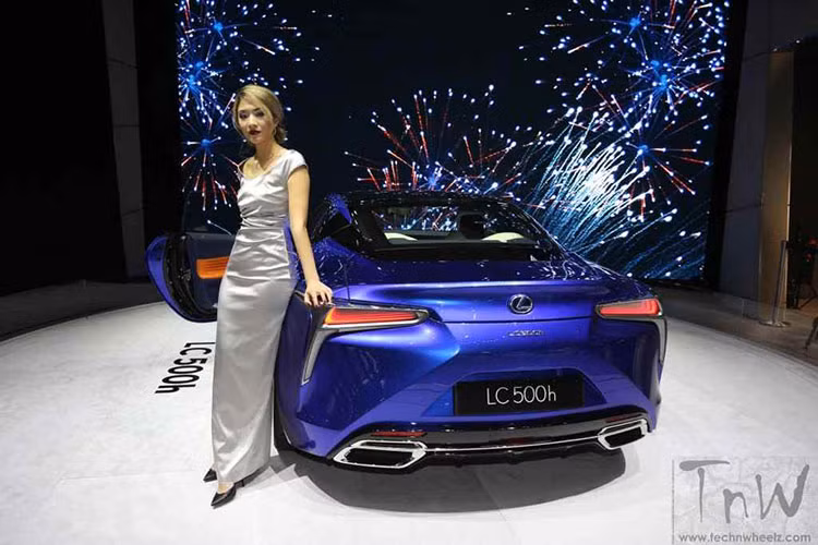 Với chiều dài cơ sở 2.870 mm, đầu xe 920 mm, đuôi xe 970 mm và mui xe được hạ thấp ấn tượng, vẻ thể thao của chiếc coupe càng thêm nổi bật với đường dập nổi liền mạch vuốt gọn từ nóc xe, tạo nên ấn tượng lấy con người làm trung tâm.