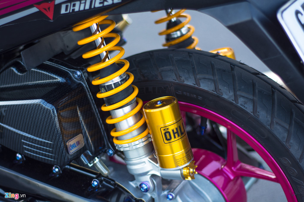 Giảm xóc Ohlins là trang bị không thể thiếu ở những mẫu xe độ đình đám.