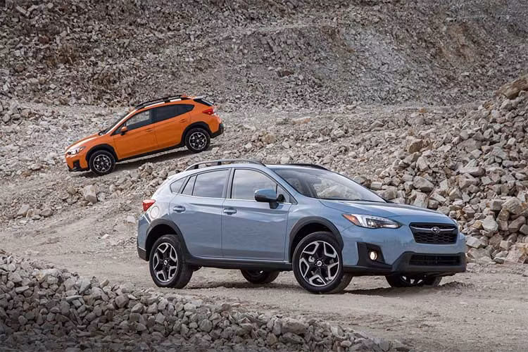 Crosstrek là biến thể của chiếc Subaru Impreza hatchback, một mẫu SUV nhỏ phù hợp với đô thị. Khối động cơ 2.0 lít, bốn xy-lanh, chỉ tiêu hao 9,7 lít/100 km, đây là mức khá tiết kiệm với một chiếc sử dụng hệ truyền động AWD. Crosstrek là lựa chọn hấp dẫn cho những người mua không cần chiếc SUV rộng rãi Subaru Forester.