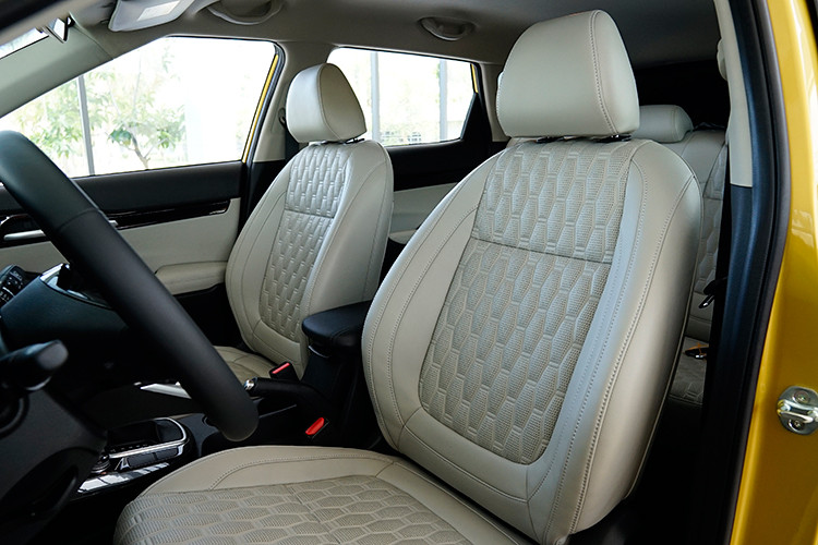 Để hỗ trợ đắc lực cho người lái trong những ngày thời tiết nắng nóng, khi di chuyển trên những cung đường dài, ngoài ghế lái được trang bị tính năng chỉnh điện, Kia Seltos còn được trang bị thêm tính năng làm mát hàng ghế trước giúp người sử dụng cảm thấy thoải mái, tập trung hơn khi lái xe, mang lại trải nghiệm lái hoàn hảo.