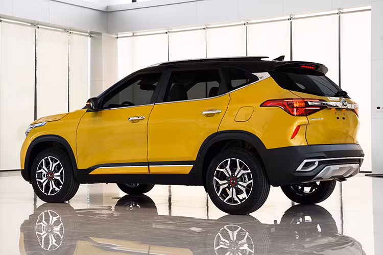 Trang bị về an toàn trên Kia Seltos gồm: 6 túi khí, hệ thống chống bó cứng phanh (ABS), phân bổ lực phanh điện tử (EBD), hỗ trợ phanh khẩn cấp (BA), cân bằng điện tử (ESP), kiểm soát thân xe (VMS), hỗ trợ khởi hành ngang dốc (HAC), camera lùi, cảm biến hỗ trợ đỗ xe…