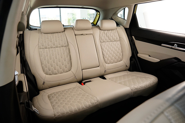 Động cơ Turbo thế hệ mới với công nghệ tăng áp có kích thước nhỏ gọn, trọng lượng nhẹ giúp gia tăng công suất 138 Hp và moment xoắn 242Nm đem lại khả năng vận hành mạnh mẽ, tiết kiệm nhiên liệu. Bên cạnh đó, hộp số 7 cấp ly hợp kép (DCT), hỗ trợ 3 chế độ lái Eco – Normal – Sport và duy nhất trong phân khúc được trang bị 3 chế độ kiểm soát lực kéo giúp xe linh hoạt trên nhiều loại địa hình.