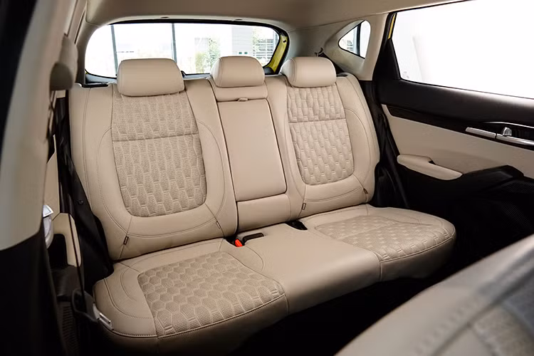 Động cơ Turbo thế hệ mới với công nghệ tăng áp có kích thước nhỏ gọn, trọng lượng nhẹ giúp gia tăng công suất 138 Hp và moment xoắn 242Nm đem lại khả năng vận hành mạnh mẽ, tiết kiệm nhiên liệu. Bên cạnh đó, hộp số 7 cấp ly hợp kép (DCT), hỗ trợ 3 chế độ lái Eco – Normal – Sport và duy nhất trong phân khúc được trang bị 3 chế độ kiểm soát lực kéo giúp xe linh hoạt trên nhiều loại địa hình.