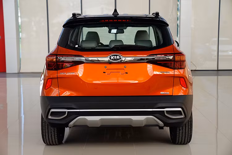 Phía sau xe nổi bật với thiết kế hình khối tạo nên sự vững chãi và cứng cáp với ống xả kép mạ Chrome. Để tăng thêm sự vững chắc và cân đối phía sau, xe còn trang bị dải đèn LED với hiệu ứng ánh sáng theo phương ngang, liền mạch với đường mạ chrome, tôn lên vẻ đẹp hiện đại và năng động cho Kia Seltos.
