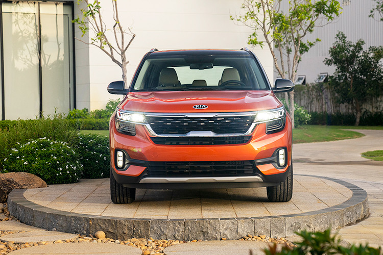 Mặt bên xe thể thao, đậm chất SUV được tạo bởi các đường gân dập nổi thân xe kết hợp đường viền mạ chrome và ốp vòm bên hông xe năng động. Đặc biệt, tô điểm cho ốp trang trí cột C là viền chân kính mạ chrome sắc sảo tạo nên nét chấm phá đặc trưng theo xu hướng thiết kế mới hiện nay. Mâm xe với kích thước 17’’ được tạo hình độc đáo với họa tiết pha lê đem lại sự ấn tượng mạnh mẽ nhưng vẫn tinh tế.