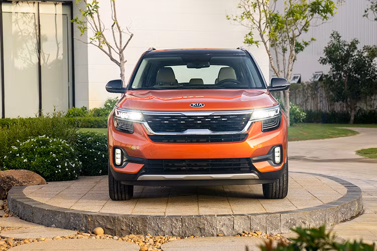 Mặt bên xe thể thao, đậm chất SUV được tạo bởi các đường gân dập nổi thân xe kết hợp đường viền mạ chrome và ốp vòm bên hông xe năng động. Đặc biệt, tô điểm cho ốp trang trí cột C là viền chân kính mạ chrome sắc sảo tạo nên nét chấm phá đặc trưng theo xu hướng thiết kế mới hiện nay. Mâm xe với kích thước 17’’ được tạo hình độc đáo với họa tiết pha lê đem lại sự ấn tượng mạnh mẽ nhưng vẫn tinh tế.