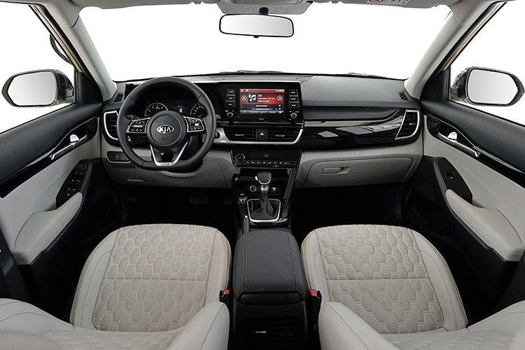 Chiều dài cơ sở của Kia Seltos lên đến 2.610 mm, lớn hơn các mẫu xe khác trong phân khúc, đem lại không gian nội thất rộng rãi, thoải mái nhất. Đặc biệt, khoảng sáng gầm xe đạt 190 mm giúp Kia Seltos thực sự là một mẫu xe linh hoạt và cơ động trong mọi điều kiện địa hình mà vẫn mang dáng vẻ mạnh mẽ, thể thao năng động của một chiếc SUV thành thị.