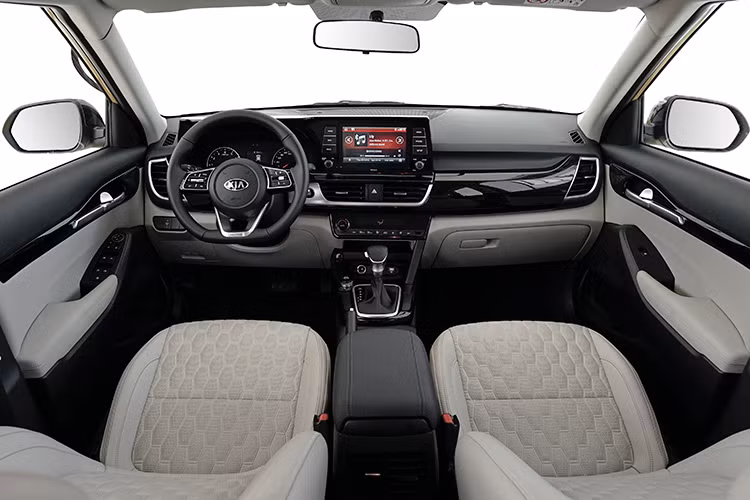 Chiều dài cơ sở của Kia Seltos lên đến 2.610 mm, lớn hơn các mẫu xe khác trong phân khúc, đem lại không gian nội thất rộng rãi, thoải mái nhất. Đặc biệt, khoảng sáng gầm xe đạt 190 mm giúp Kia Seltos thực sự là một mẫu xe linh hoạt và cơ động trong mọi điều kiện địa hình mà vẫn mang dáng vẻ mạnh mẽ, thể thao năng động của một chiếc SUV thành thị.
