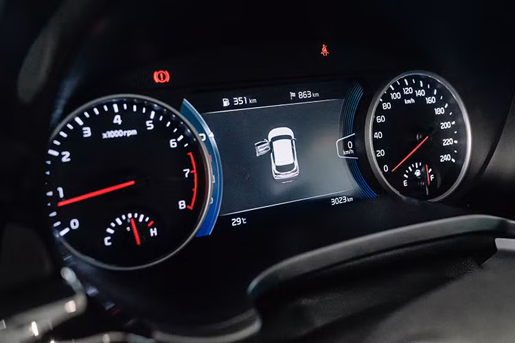 Từ cách bố trí chân ga, vị trí lái xe đến hàng loạt các tính năng tiện ích dẫn đầu phân khúc như màn hình hiển thị thông tin 7’’, màn hình giải trí đa phương tiện với kích thước lớn nhất phân khúc lên đến 10.25’’, tích hợp nhiều tính năng hiện đại với độ phân giải cao full HD, kết nối Android Auto/ Apple Car Play đem lại sự khác biệt, ấn tượng hơn cả mong đợi.