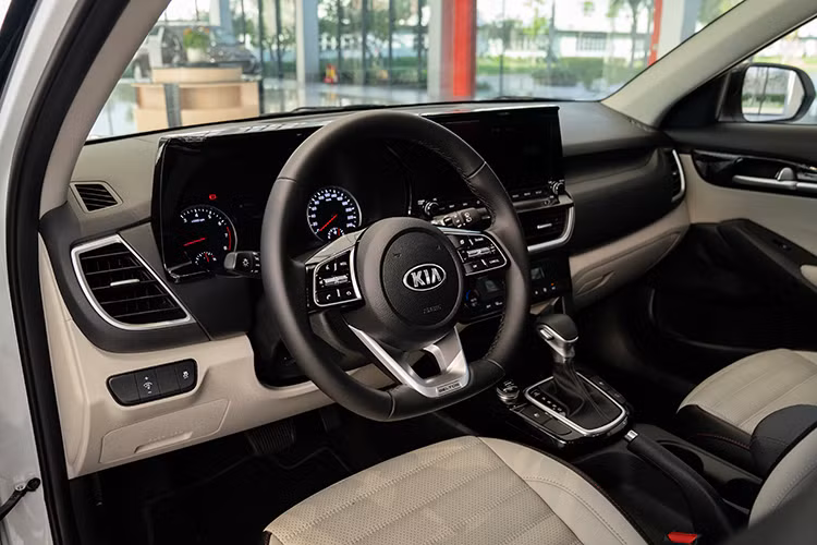 Nội thất xe trang bị ghế và nội thất bọc da mềm mại với nhiều màu sắc, họa tiết sắc nét tạo nên không gian nội thất sang trọng và thoải mái cho người dùng. Không gian phía sau rộng rãi, tích hợp nhiều tiện nghi được bố trí tinh tế đem lại cảm giác thân thiện và thư thái cho người ngồi phía sau. Khoang hành lý có dung tích 433L thuận lợi hơn cho những chuyến du lịch với nhiều hành lý.