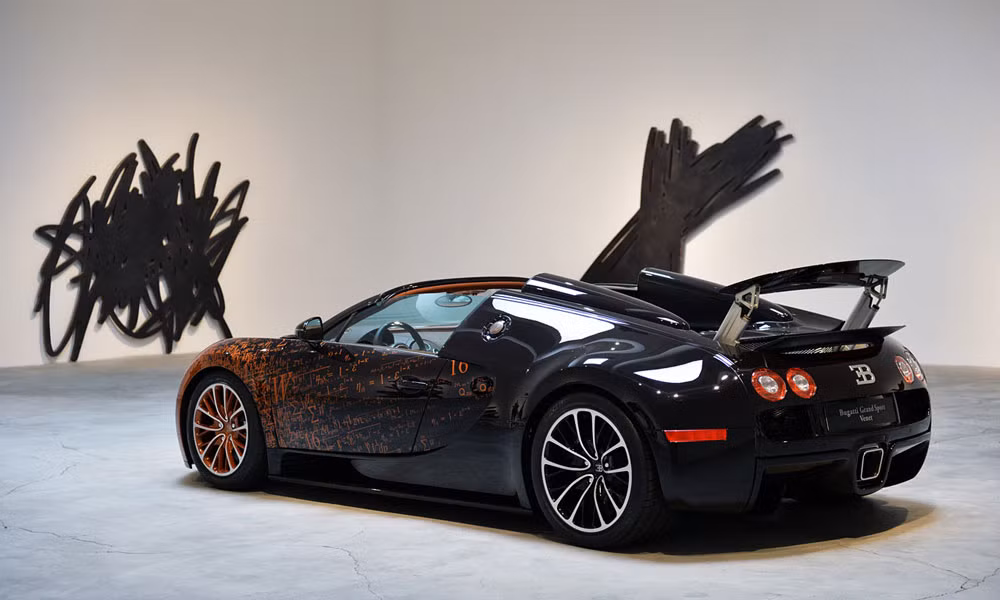 Và phía sau của chiếc siêu xe ddược trang bị một cánh gió cùng mảng màu tối mang ý nghĩa như các thanh kim loại rỉ sét với mảng mầu tối, và đó cũng là chủ đề chung của tác phẩm nghệ thuật này.