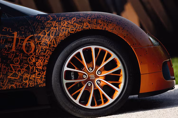 Mâ xe cũng được trang bị tông màu cam cùng kẹp phanh thương hiệu nhà Bugatti, bên cạnh đó nó còn được phối với màu trắng của kim loại cắt CNC cực kỳ độc đáo.