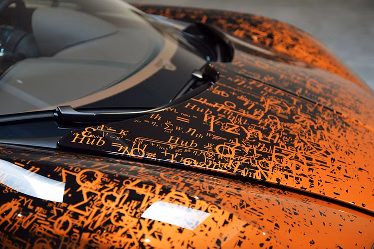 Ở ngoại thất xe, oàn bộ phía trước của chiếc xe gồm nắp ca-pô, hai bên sườn là hàng chục các công thức toán học và khoa học. Đây chính là những công thức được các kỹ sư của Bugatti sử dụng để phát triển Veyron.