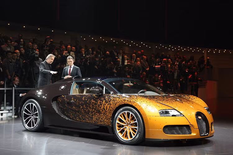 Năm 2012, Bugatti từng tiết lộ về một mẫu xe được mệnh danh là “Tác phẩm nghệ thuật nhanh nhất thế giới”, mang tên Bugatti Veyron Grand Sport Venet. Tuy nhiên sau đó, chưa từng có ai có cơ hội nhìn thấy hình hài thật của chiếc Venet này ngoài đường, cho mãi tới hôm nay.