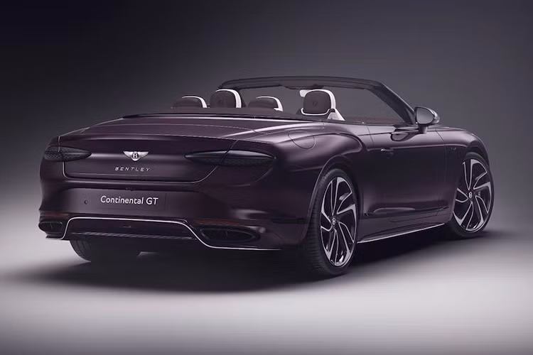 Mặc dù là một mẫu xe "hàng thửa" độc bản, nhưng chiếc Bentley Continental GTC Speed mui trần này trông chẳng có gì đặc biệt. Mặc dù không phô trương, nhưng chiếc Continental GTC này vẫn rất tao nhã.