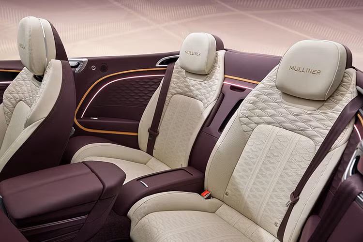 Hơn nữa, Khung gầm chủ động hiệu suất cao hơn của Bentley bao gồm hệ thống ổn định chống nghiêng chủ động 48V, bộ giảm chấn thích ứng van kép treo khí nén hai buồng mới, phần mềm điều khiển ESC thế hệ mới và hệ thống lái 4 bánh, đảm bảo cảm giác lái được tối ưu.