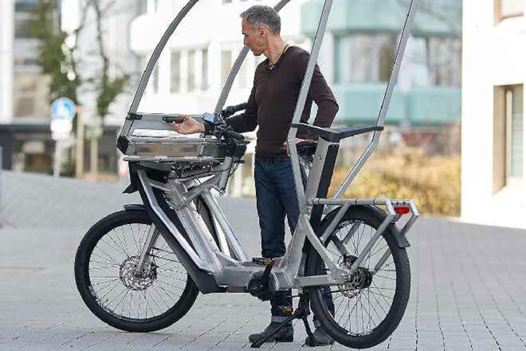 Ở hầu hết các khu vực trên thế giới, chúng ta đã bước sang đầu mùa thu và điều đó có nghĩa là những người thích đi xe đạp mỗi ngày sẽ sớm phải đối chọi với các trận mưa lạnh và gió táp. Để đề phòng thời tiết xấu, đương nhiên những người đi xe đạp sẽ cần kiểm tra lại hành trang và đầu tư thêm những thứ cần thiết, đồng nghĩa bỏ ra thêm một khoản chi phí.