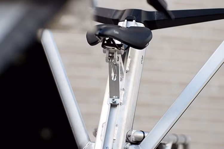 Về cơ bản, xe đạp điện AllWeatherBike tích hợp một phần khung uốn cong. Khung này được làm bằng các thanh nhôm uốn cong, và trên đó bạn cuộn một tấm nhựa dẻo dai trong suốt để bảo vệ người dùng khỏi mưa gió. Tấm nhựa này có thể cuộn gọn về phía trước khi không dùng đến, qua đó tạo nên khái niệm xe đạp “mui trần” như đã đề cập. 