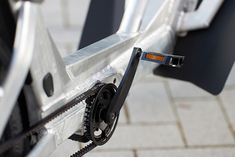 Theo Eisner, cơ chế hoạt động đơn giản giống như rèm cuộn này đảm bảo giúp bạn khô ráo và dễ chịu khi trời mưa, và khi tạnh mưa thì bạn lại có thể tận hưởng làn gió mát một cách nhanh chóng. Trong khi đó, phần chân của người lái sẽ được bảo vệ bằng tấm yếm tích hợp vào khung ống phía dưới.