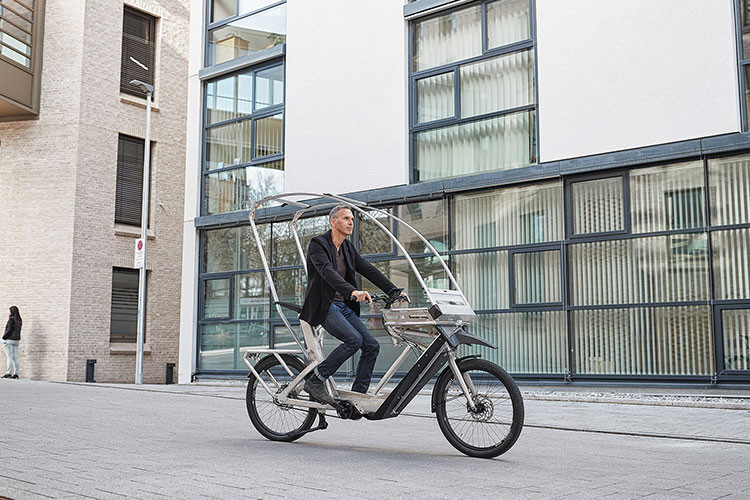 Không rộng hơn một chiếc xe đạp thông thường, AWB có thể được sử dụng ở mọi nơi bạn muốn, kể cả trên các con đường dành cho xe đạp hiện có và ở các trung tâm thành phố nơi hạn chế ra vào ôtô. Tất nhiên, sự khác biệt là bạn sẽ ngồi trên một chiếc xe đạp điện tân tiến, thân thiện môi trường