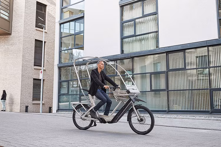 Không rộng hơn một chiếc xe đạp thông thường, AWB có thể được sử dụng ở mọi nơi bạn muốn, kể cả trên các con đường dành cho xe đạp hiện có và ở các trung tâm thành phố nơi hạn chế ra vào ôtô. Tất nhiên, sự khác biệt là bạn sẽ ngồi trên một chiếc xe đạp điện tân tiến, thân thiện môi trường