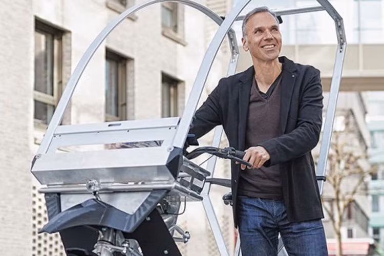 AWB trang bị môtơ điện Bosch ở khung dưới và hai cụm pin Bosch Intube 750 Wh cho phạm vi di chuyển kết hợp lên đến 100 km. Eisner không cho biết công suất cụ thể của mô tơ hay trọng lượng bổ sung từ khung và bộ phận bảo vệ bên dưới, nhưng nếu AWB được chế tạo theo các quy định hiện hành của Liên minh Châu Âu, nó có thể đóng gói một mô tơ 250 W.