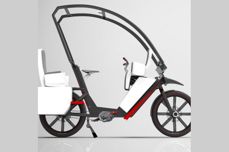 Theo Eisner, cơ chế hoạt động đơn giản giống như rèm cuộn này đảm bảo giúp bạn khô ráo và dễ chịu khi trời mưa, và khi tạnh mưa thì bạn lại có thể tận hưởng làn gió mát một cách nhanh chóng. Trong khi đó, phần chân của người lái sẽ được bảo vệ bằng tấm yếm tích hợp vào khung ống phía dưới.