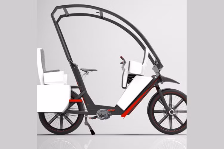 Theo Eisner, cơ chế hoạt động đơn giản giống như rèm cuộn này đảm bảo giúp bạn khô ráo và dễ chịu khi trời mưa, và khi tạnh mưa thì bạn lại có thể tận hưởng làn gió mát một cách nhanh chóng. Trong khi đó, phần chân của người lái sẽ được bảo vệ bằng tấm yếm tích hợp vào khung ống phía dưới.