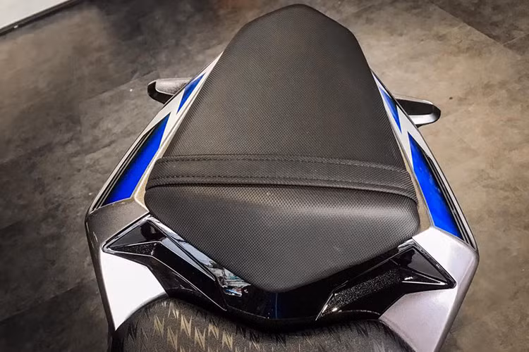 Yên xe thiết kế dạng hai tầng thể thao danh cho hai người sử dụng khá thoải náo. Nhìn chung tư thế ngồi lái Z300 khỏe hơn nhiều so với người anh em Ninja 300, nó phù hợp với những người muốn một phương tiện có thể sử dụng hàng ngày để đi làm trong thành phố cũng như phượt.